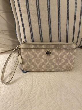 Coach Signature Peyton Dream C Go-Go wristlet wallet in gray beige and white